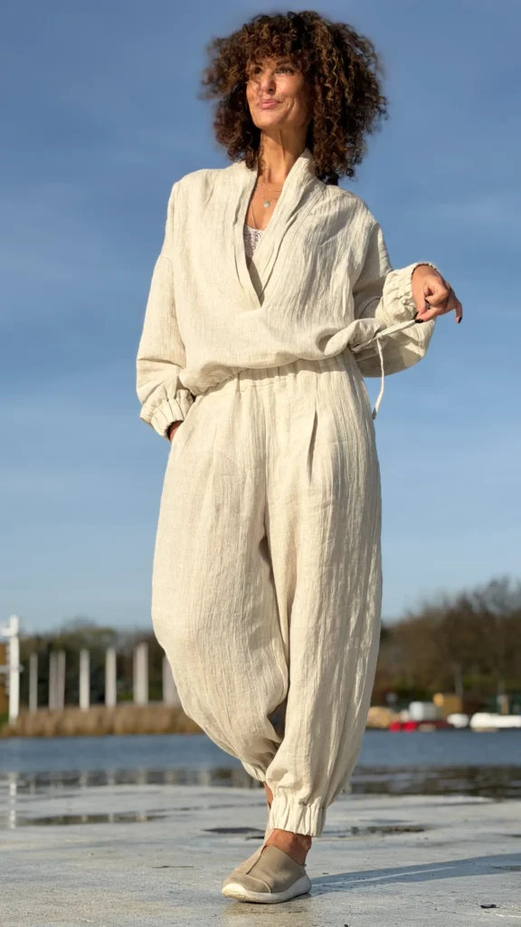 Leinen-Trainingsanzug mit Ausschnitt