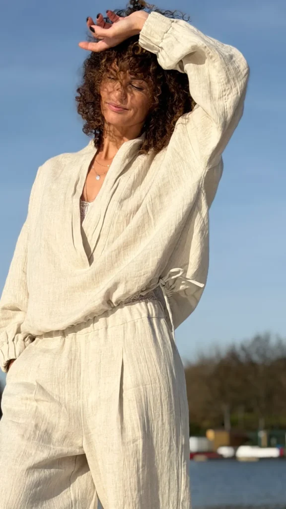 Leinen-Trainingsanzug mit Ausschnitt