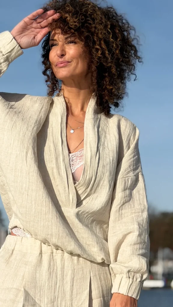 Leinen-Trainingsanzug mit Ausschnitt