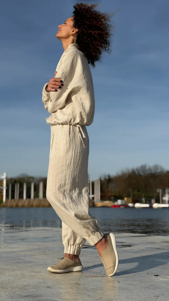 Leinen-Trainingsanzug mit Ausschnitt