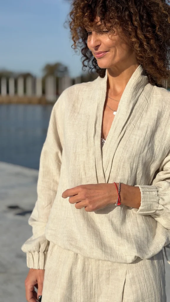 Leinen-Trainingsanzug mit Ausschnitt