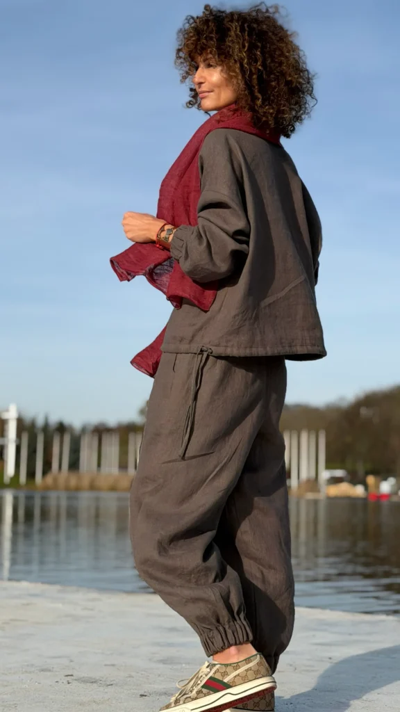 Leinen-Trainingsanzug mit Ausschnitt