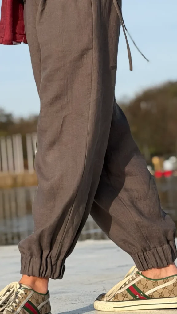 Leinen-Trainingsanzug mit Ausschnitt