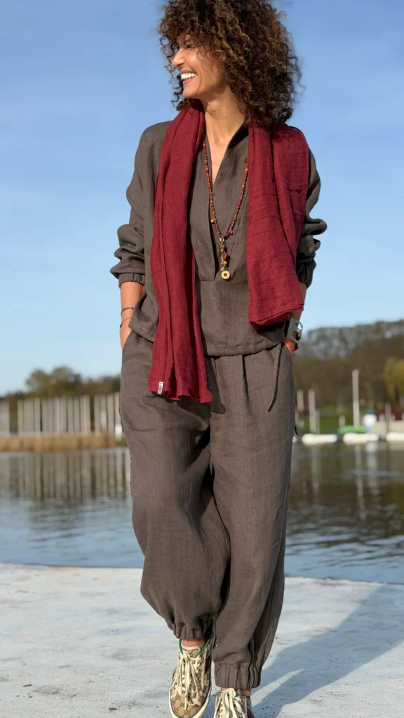 Leinen-Trainingsanzug mit Ausschnitt