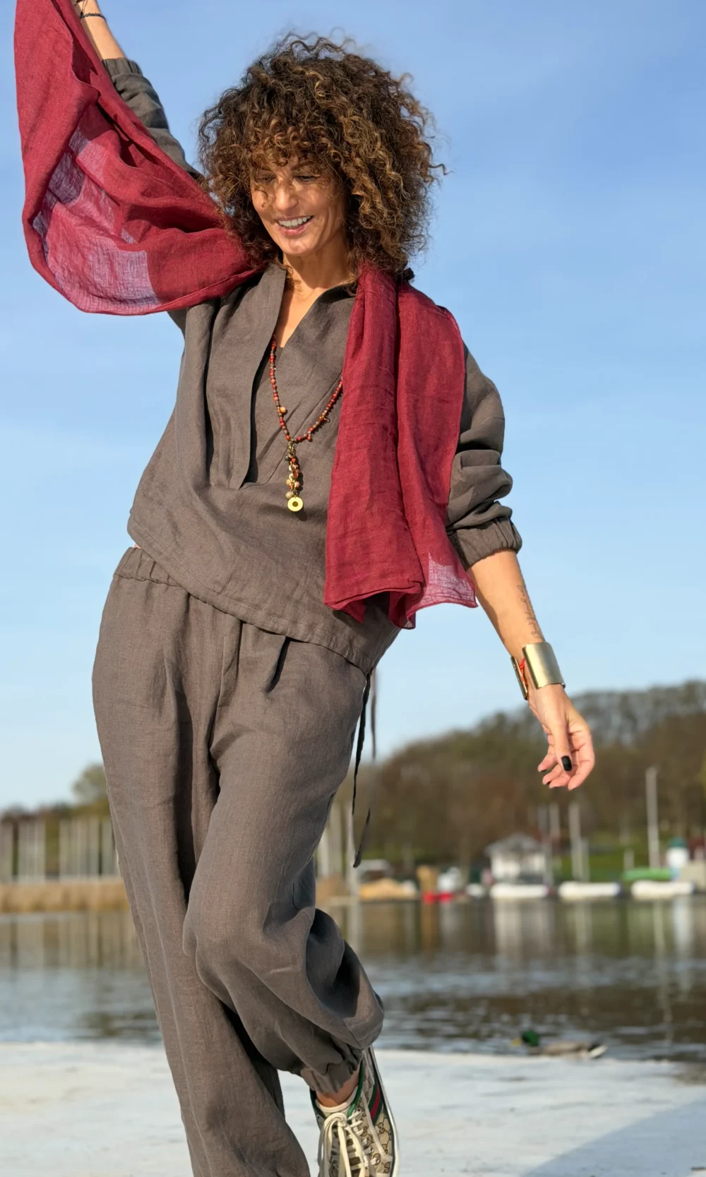 Leinen-Trainingsanzug mit Ausschnitt