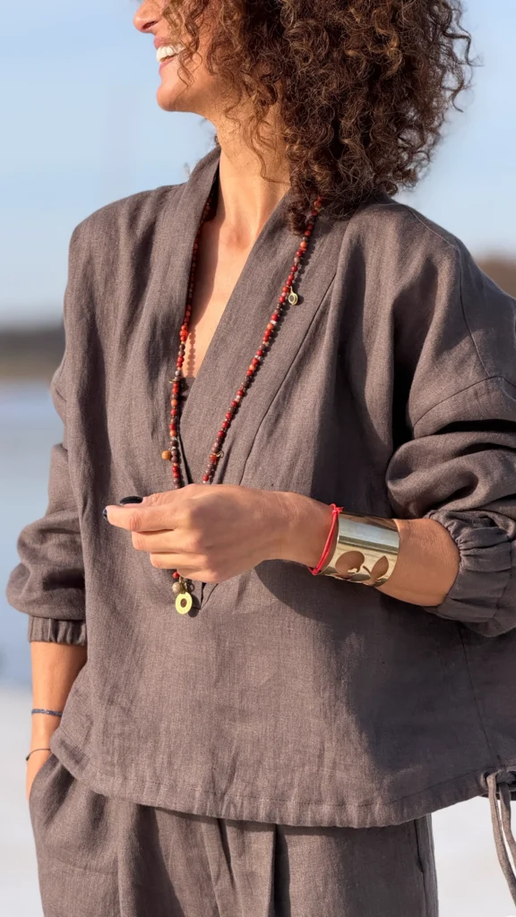 Leinen-Trainingsanzug mit Ausschnitt