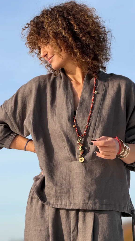 Leinen-Trainingsanzug mit Ausschnitt