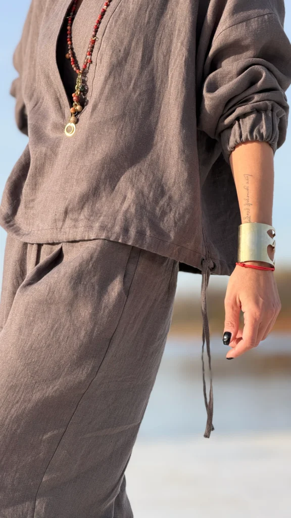 Leinen-Trainingsanzug mit Ausschnitt