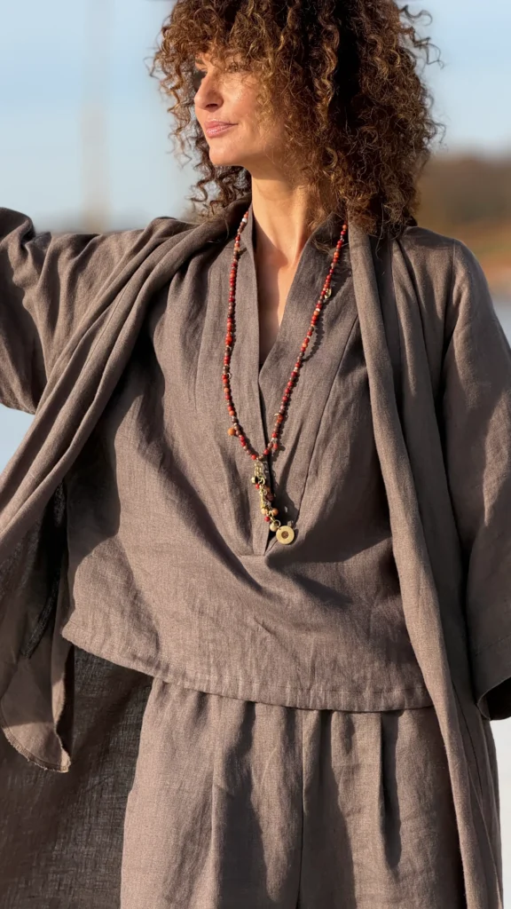 Leinen-Trainingsanzug mit Ausschnitt