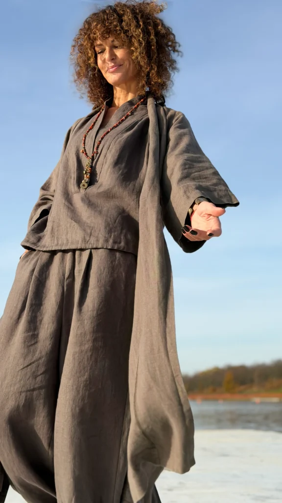 Leinen-Trainingsanzug mit Ausschnitt